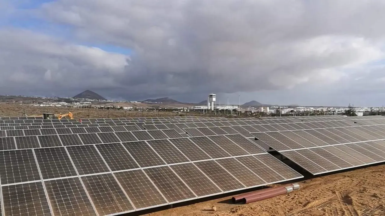 Imagen de una planta fotovoltaica. - AENA