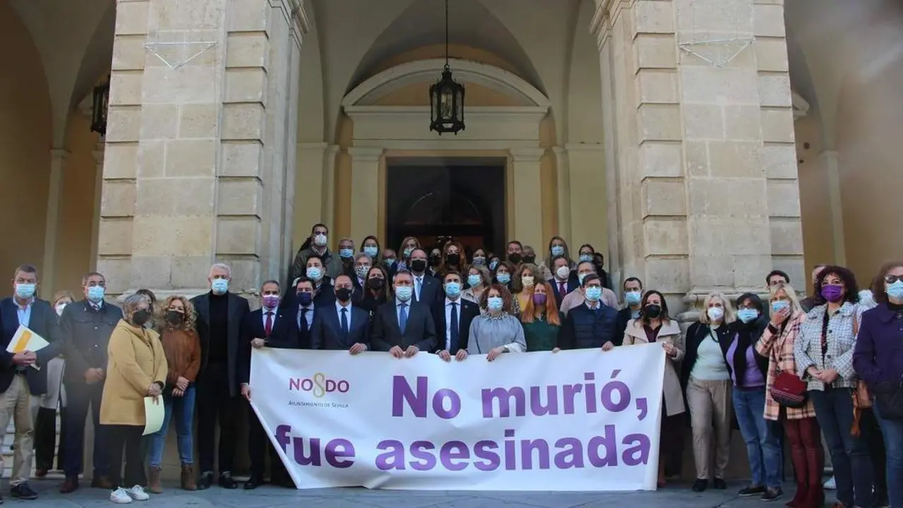 El alcalde de Sevilla, Juan Espadas, ha estado al frente del minuto de silencio este martes a las puertas del Ayuntamiento para condenar el asesinato machista. - AYTO SEVILLA