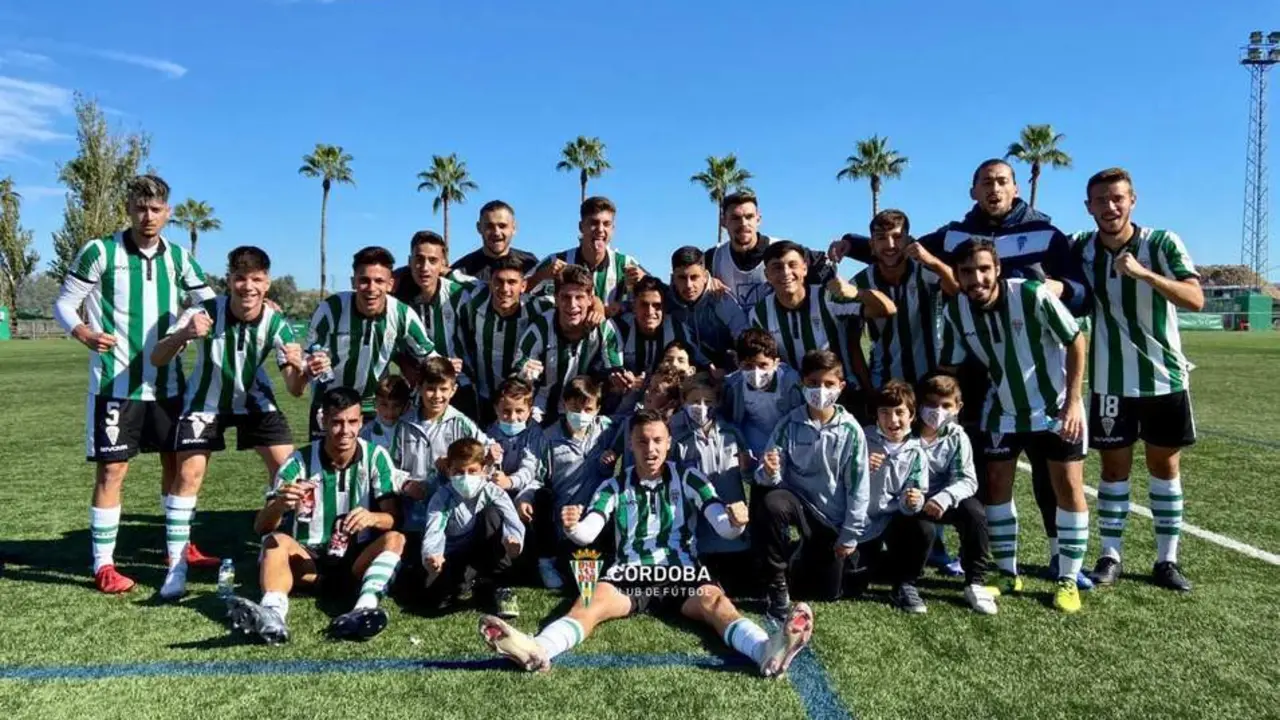 Los jugadores del C&oacute;rdoba B celebran su victoria ante Los Barrios - 