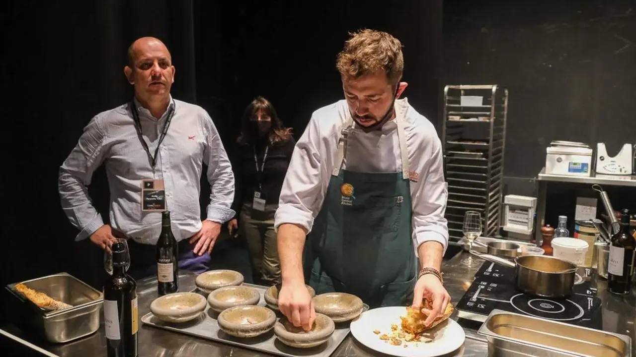 El equipo de Mercado Little Spain formado por el sumiller Jordi Paronella y el cocinero Nicol&aacute;s L&oacute;pez - Cristo Garc&iacute;a
