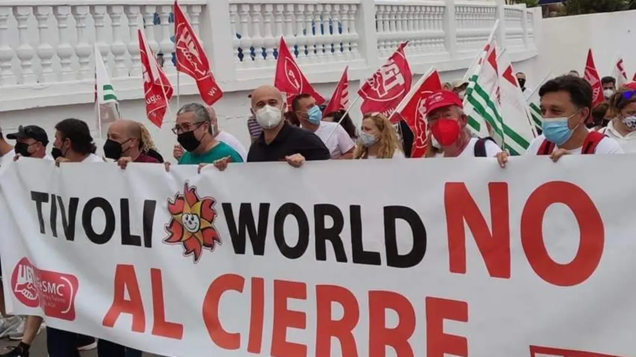 Marcha reivindincativa de CCOO y UGT junto a trabajadores por la continuidad y reapertura del parque de ocio T&iacute;voli World. - CCOO - Archivo