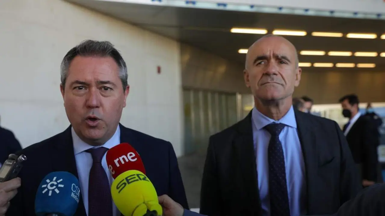El alcalde de Sevilla, Juan Espadas, junto al delegado de H&aacute;bitat Urbano, Cultura y Turismo del Ayuntamiento hispalense, Antonio Mu&ntilde;oz.  - MAR&Iacute;A JOS&Eacute; / EUROPA PRESS