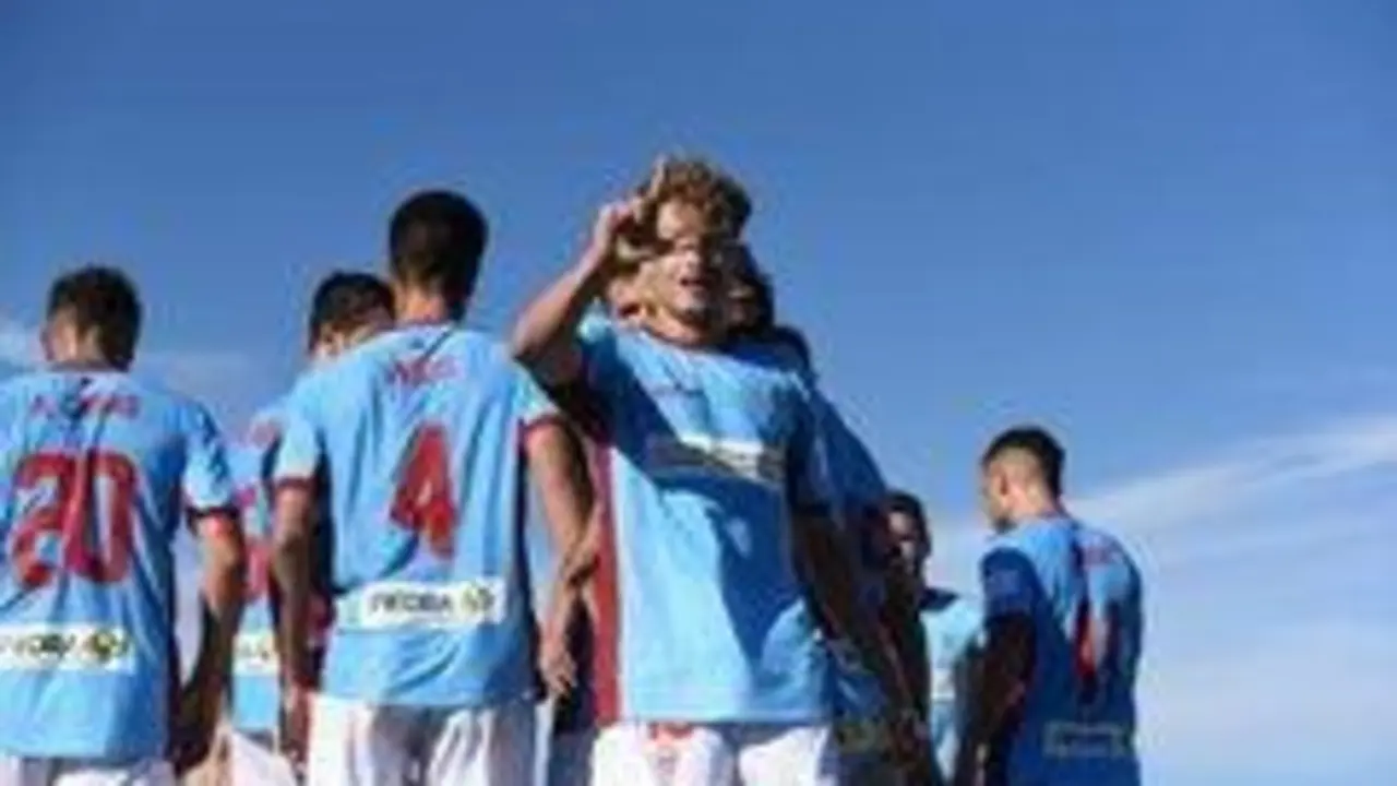 Simo celebra uno de los goles en la Copa RFEF a la RB Linense - | C&oacute;rdoba CF