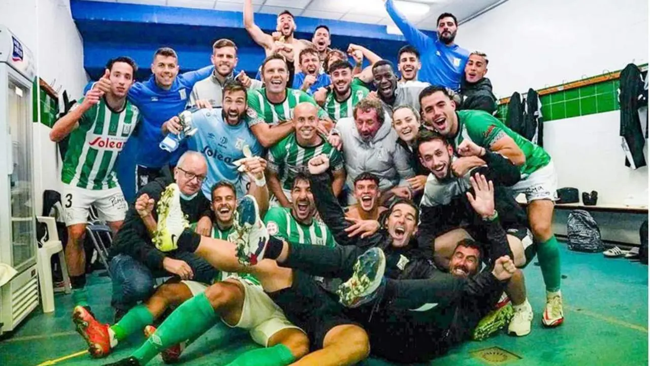 El Atl&eacute;tico Sanluque&ntilde;o celebra el triunfo obtenido en Murcia ante el UCAM - ASCF