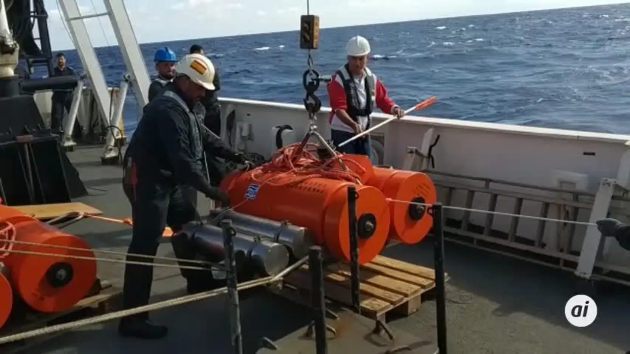 El Observatorio de Marina despliega en La Palma dos sism&oacute;grafos de fondo marino