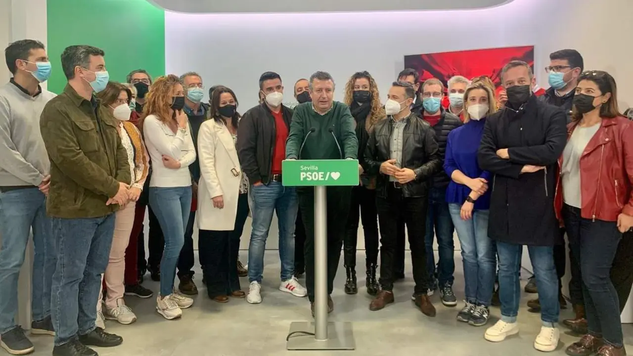 El alcalde de La Rinconada, Javier Fern&aacute;ndez, en el centro. - PSOE
