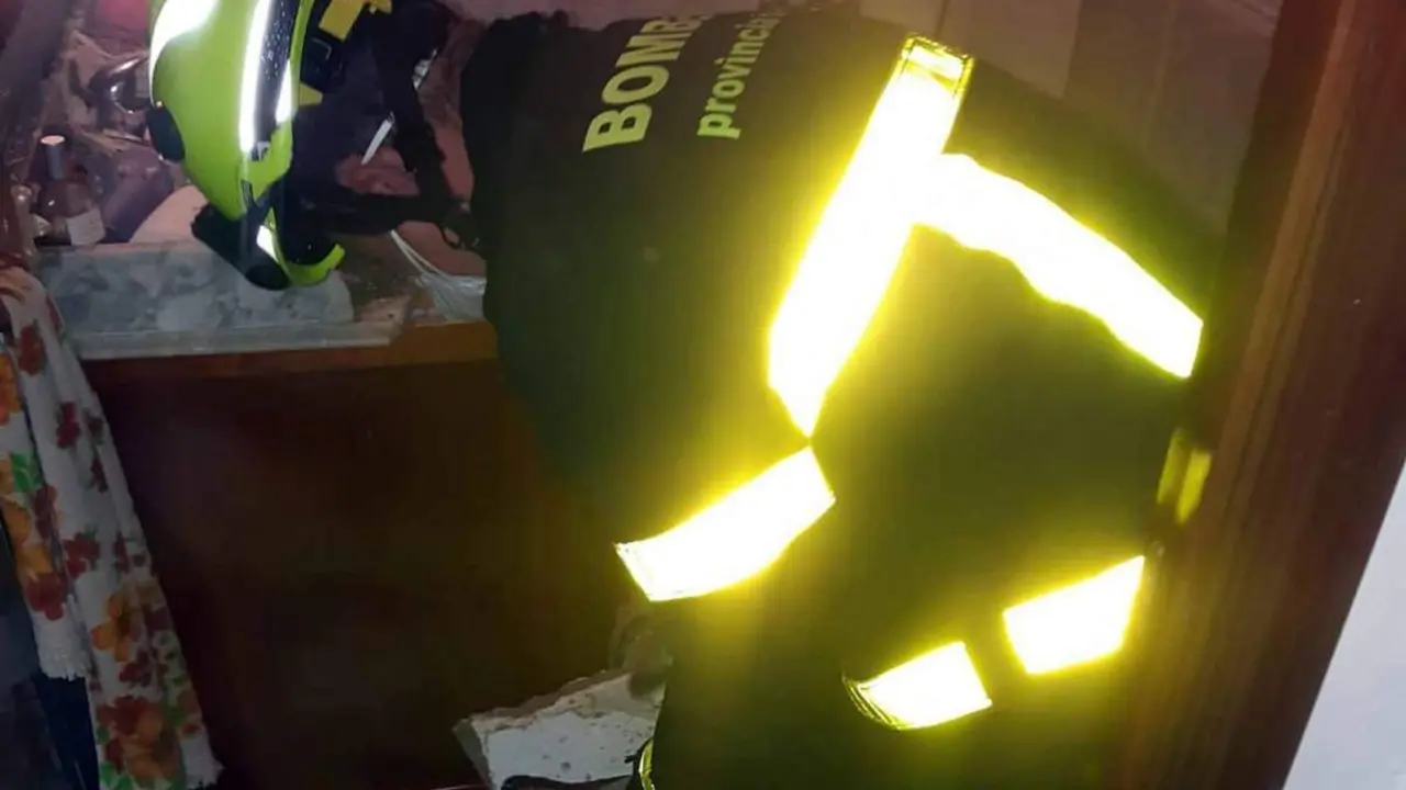 Un bombero con restos del techo. - CPBC
