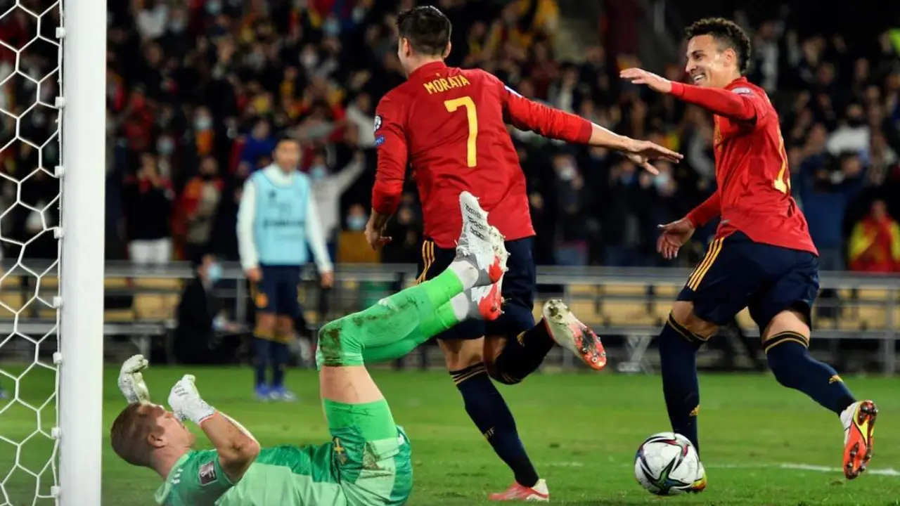 El delantero de la Selecci&oacute;n Espa&ntilde;ola, &Aacute;lvaro Morata, celebra su gol ante Suecia en el estadio de La Cartuja. - efe