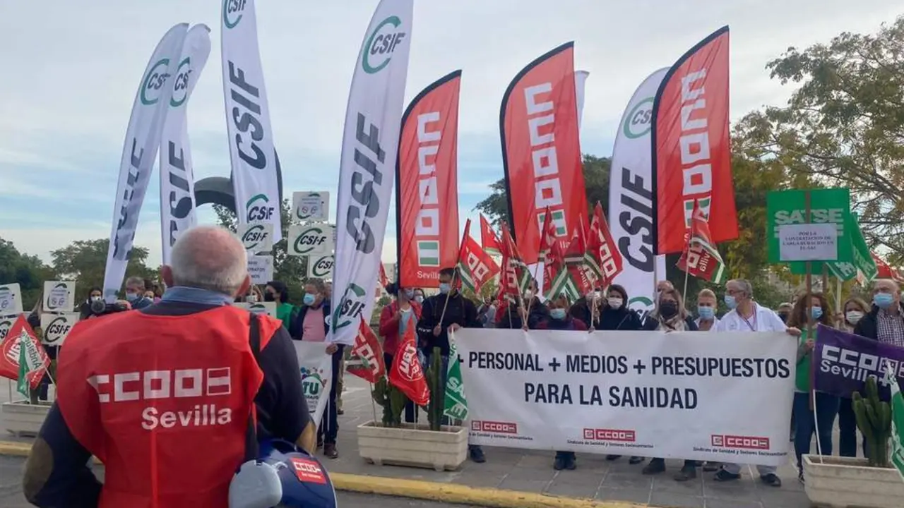 Concentraci&oacute;n a las puertas del Hospital de Valme por el despido de 8.000 sanitarios.  - MARTA MANCH&Oacute;N