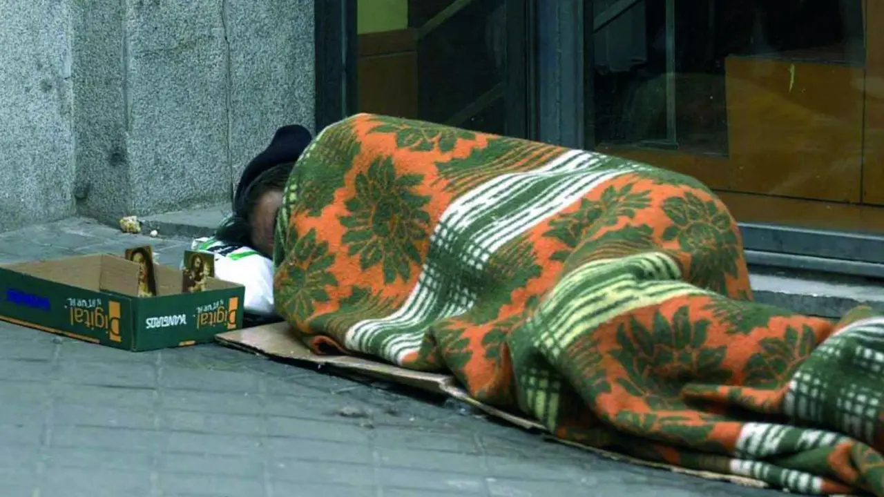 Persona sin hogar durmiendo en la calle en C&aacute;diz.  - VIVA