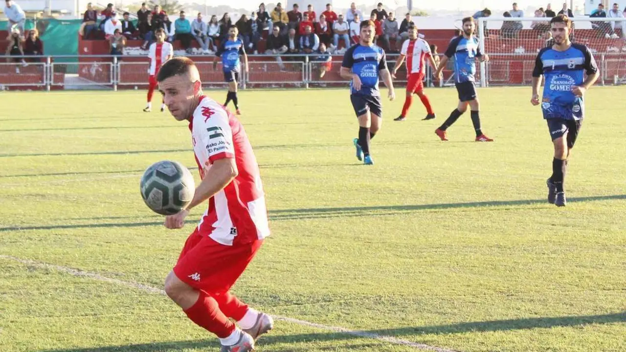 Jos&eacute; &Aacute;ngel, autor del 0-4, controla el bal&oacute;n ante la mirada de varios 'divinos' - Ra&uacute;l J. Bustillos