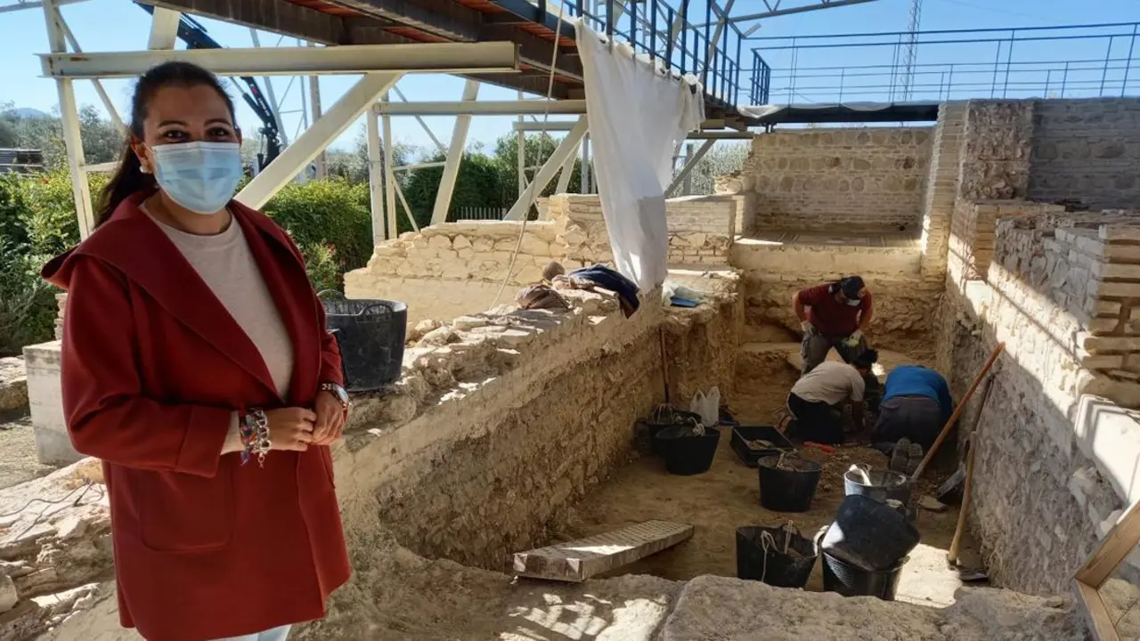 La concejala de Turismo, Ana Carrillo, durante su visita al yacimiento. - 