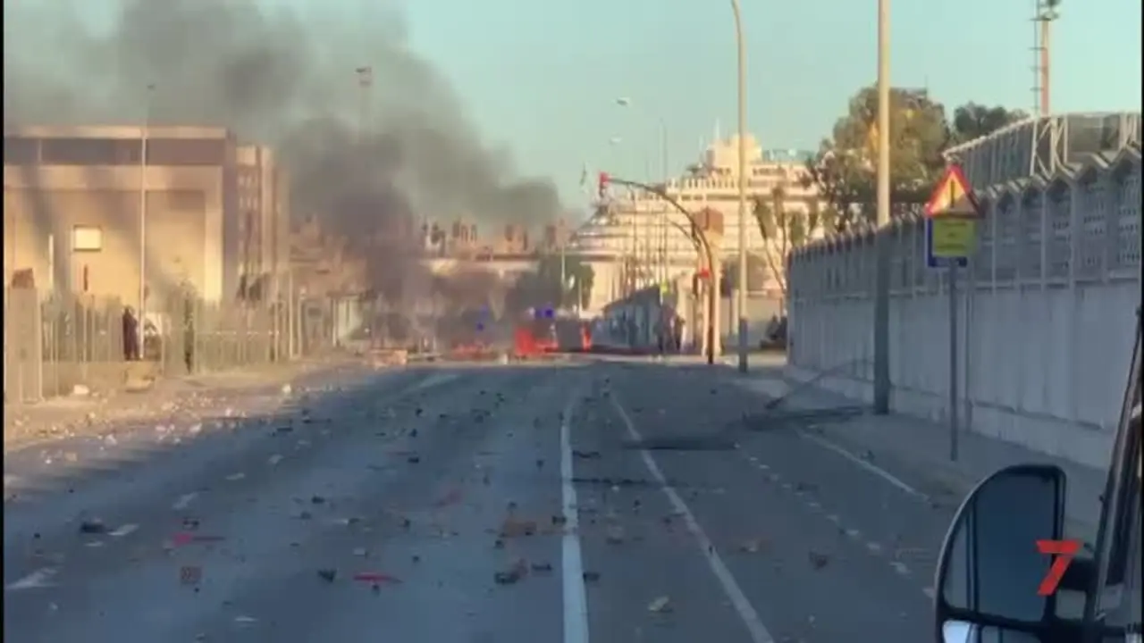 Cortes de tr&aacute;fico, fogatas y cargas policiales en la huelga del metal en C&aacute;diz