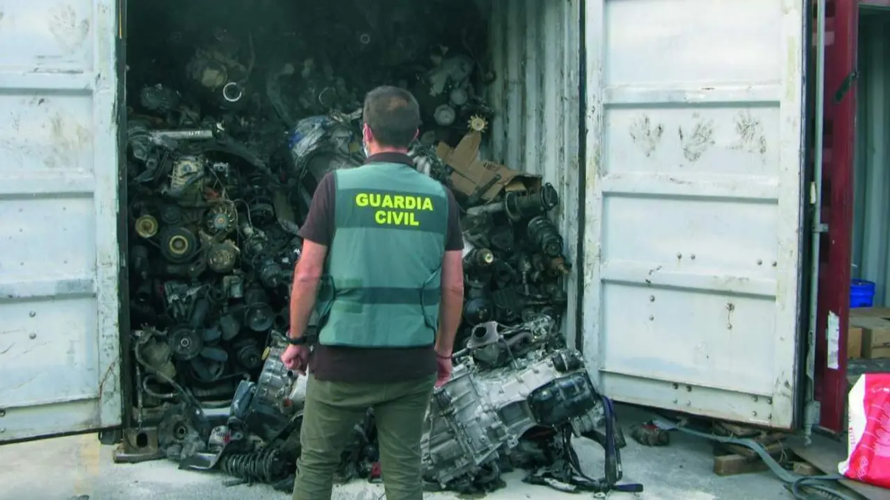Un agente de la Guardia Civil inspecciona un contenedor atestado de piezas mec&aacute;nicas consideradas residuos peligrosos.  - Guardia Civil