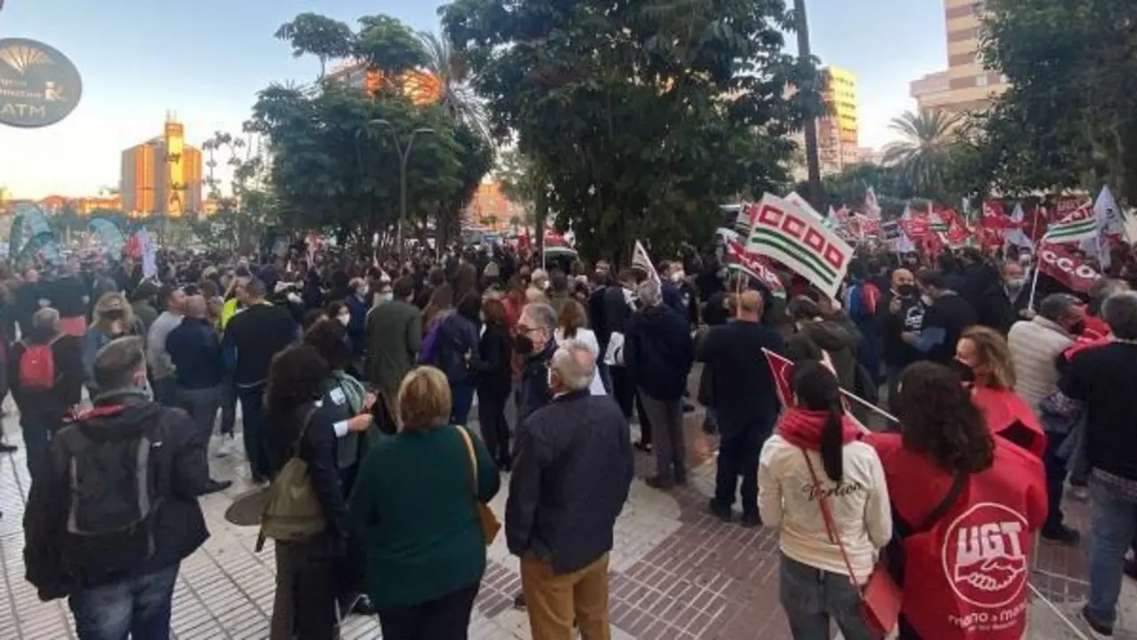 Los empleados ronde&ntilde;os de Unicaja Banco se movilizan contra el ERE. - Sebas Robles