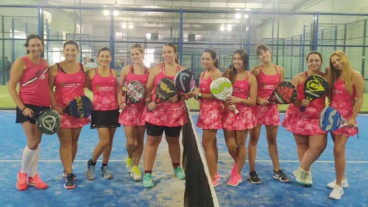 Las jugadoras del Sernadel Isla y de la RSCCS antes de enfrentarse - CPMM