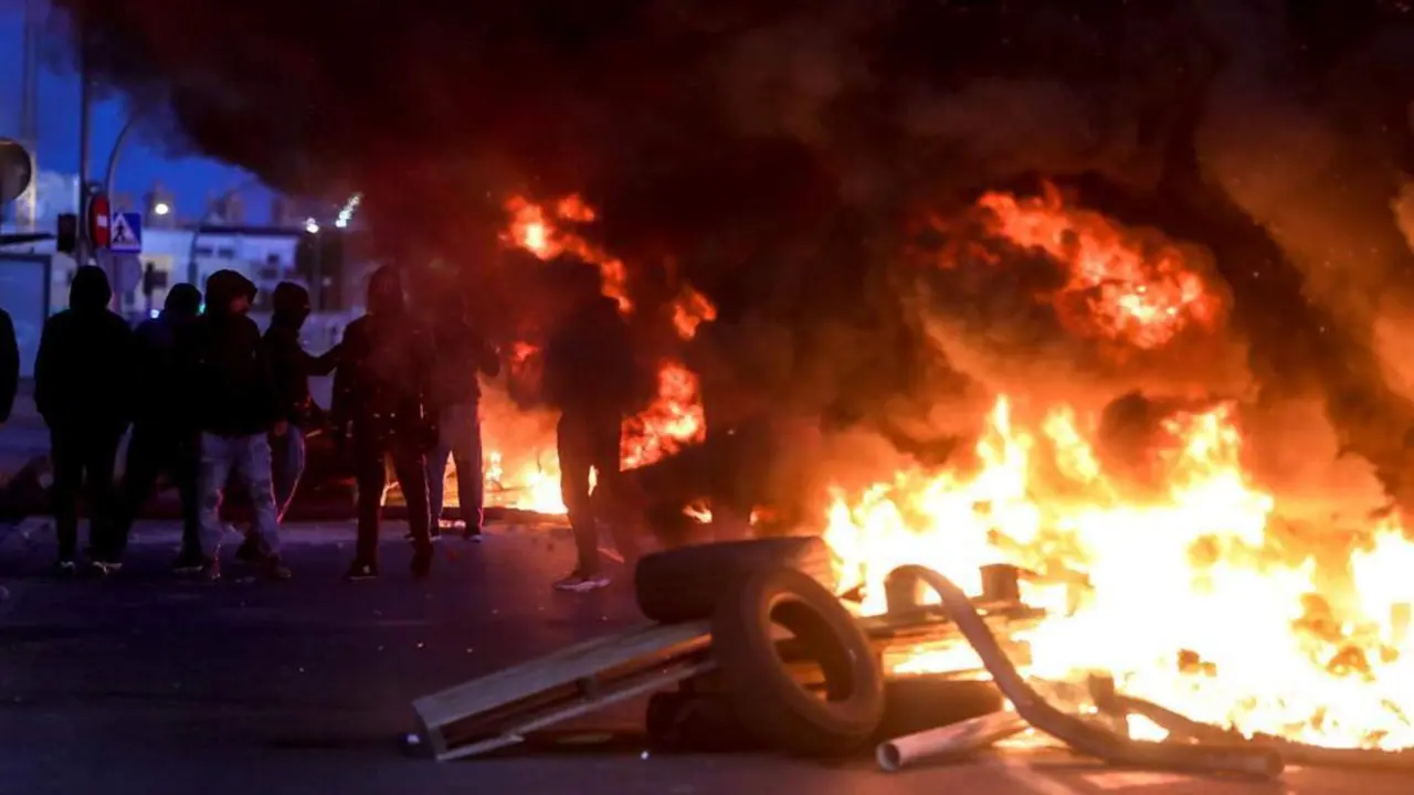 Barricada en la huelga del metal en C&aacute;diz. - E. P.