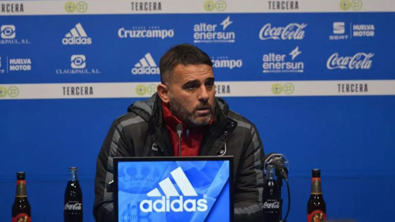 Emilio Fajardo, en la sala de prensa del Nuevo Colombino. - Xerez CD