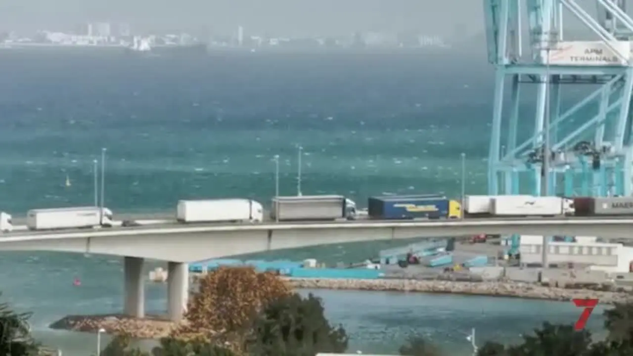 Colapso de camiones y del acceso al puerto de Algeciras en la cuarta jornada de huelga