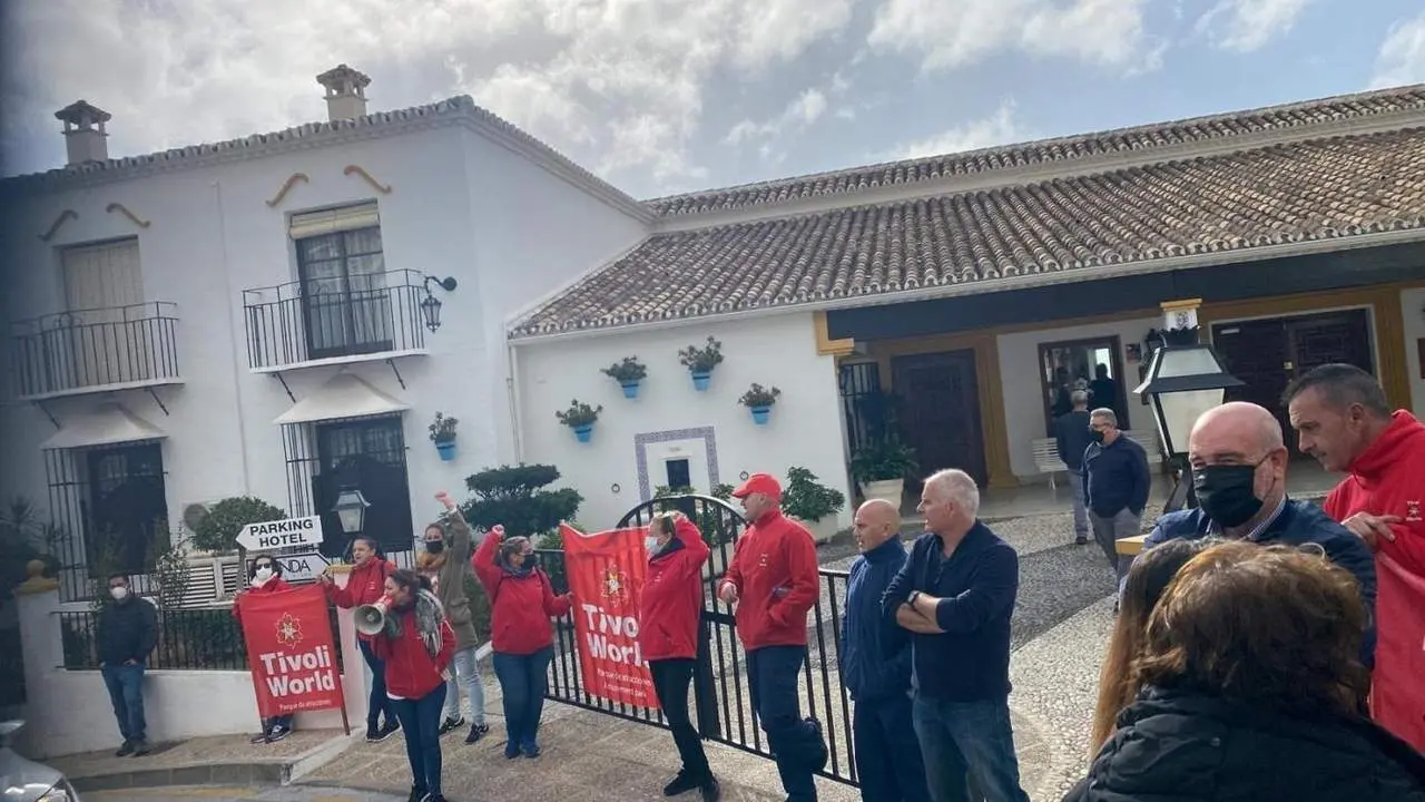 Trabajadores de Tivoli World protestan ante un hotel de la propietaria del parque de atracciones. - UGT
