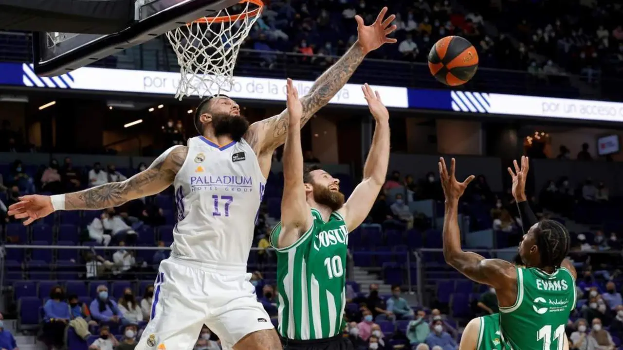 El p&iacute;vot del Madrid, Poirier, en acci&oacute;n contra Shannon Evans del Coosur, durante el duelo de la Liga Endesa.  - efe