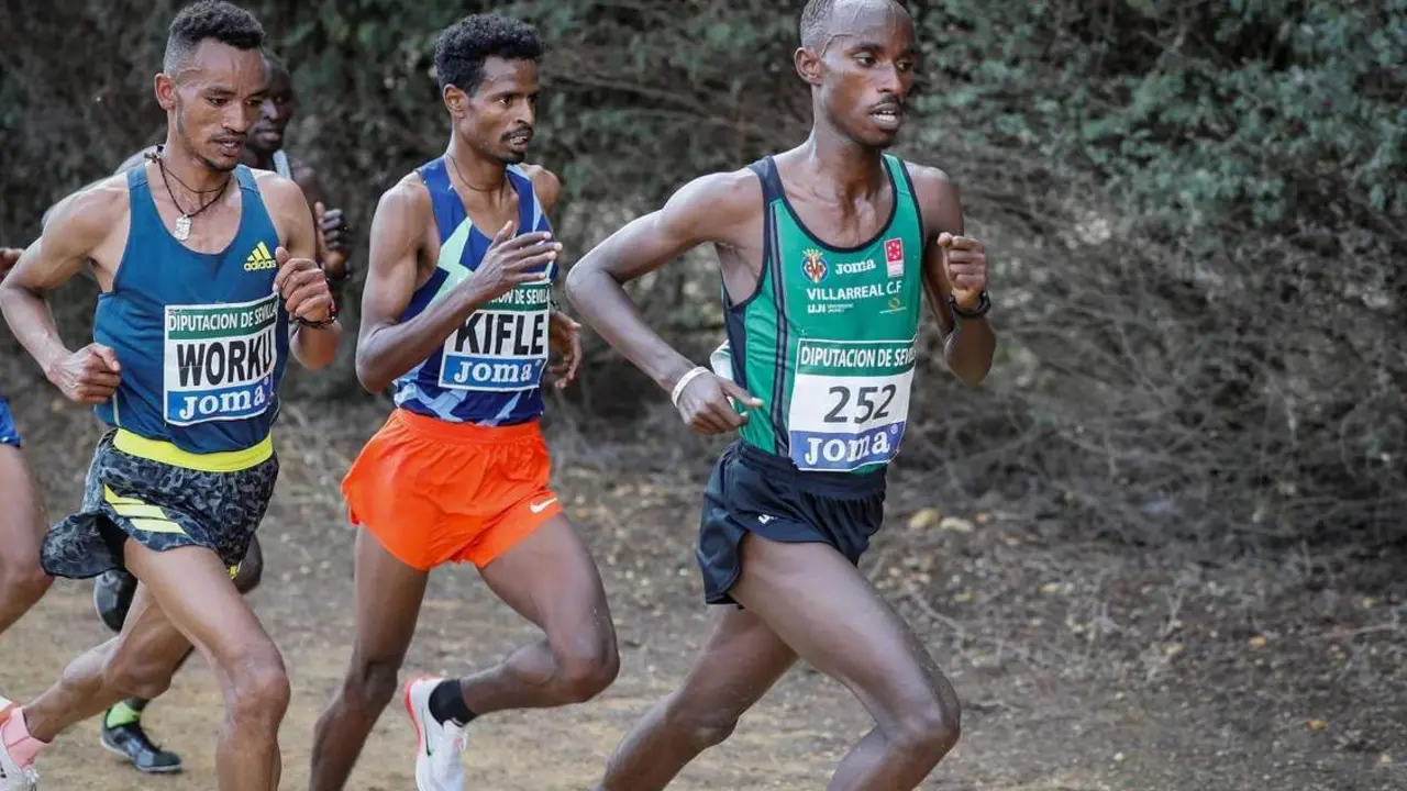 El burund&eacute;s, Rodrigue Kwizera, encabezando el Cross de It&aacute;lica.  - efe