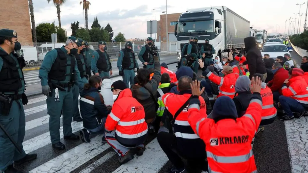 Piquetes en el acceso a la terminal de APM en el Puerto de Algeciras. - EFE