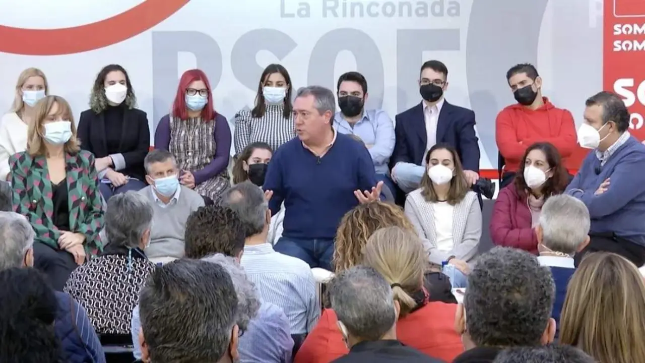 El secretario general del PSOE de Andaluc&iacute;a, Juan Espadas, flanqueado por la ministra de Educaci&oacute;n, Pilar Alegr&iacute;a, y el alcalde de La Rinconada. - EP