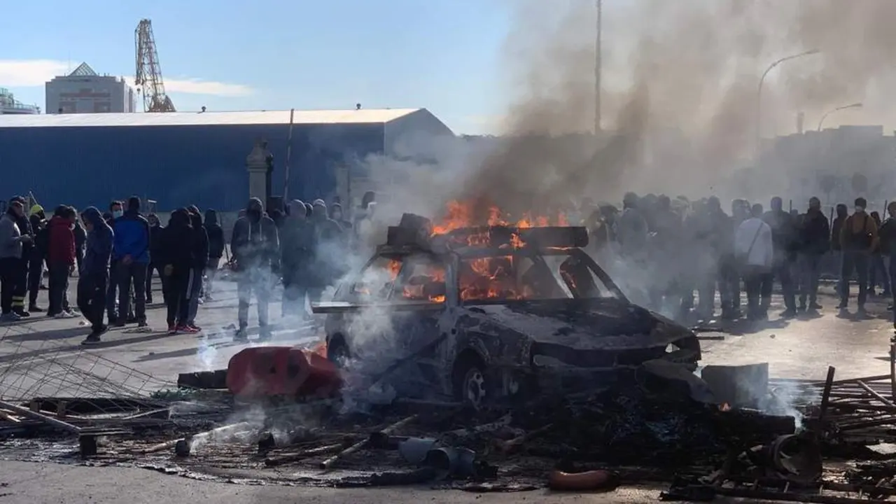 Los manifestantes prendieron fuego a un coche abandonado. - A. B.