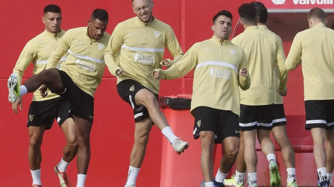 Diego Carlos, Fernando, Lucas Ocampos y Acu&ntilde;a durante el entrenamiento de este lunes. - efe