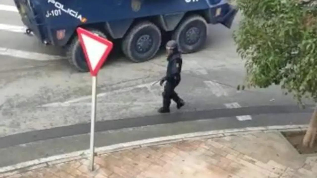 Despliegue en C&aacute;diz del BMR blindado de la Polic&iacute;a Nacional, la conocida como tanqueta, durante las protestas por la huelga del sector del metal. - Europa Press