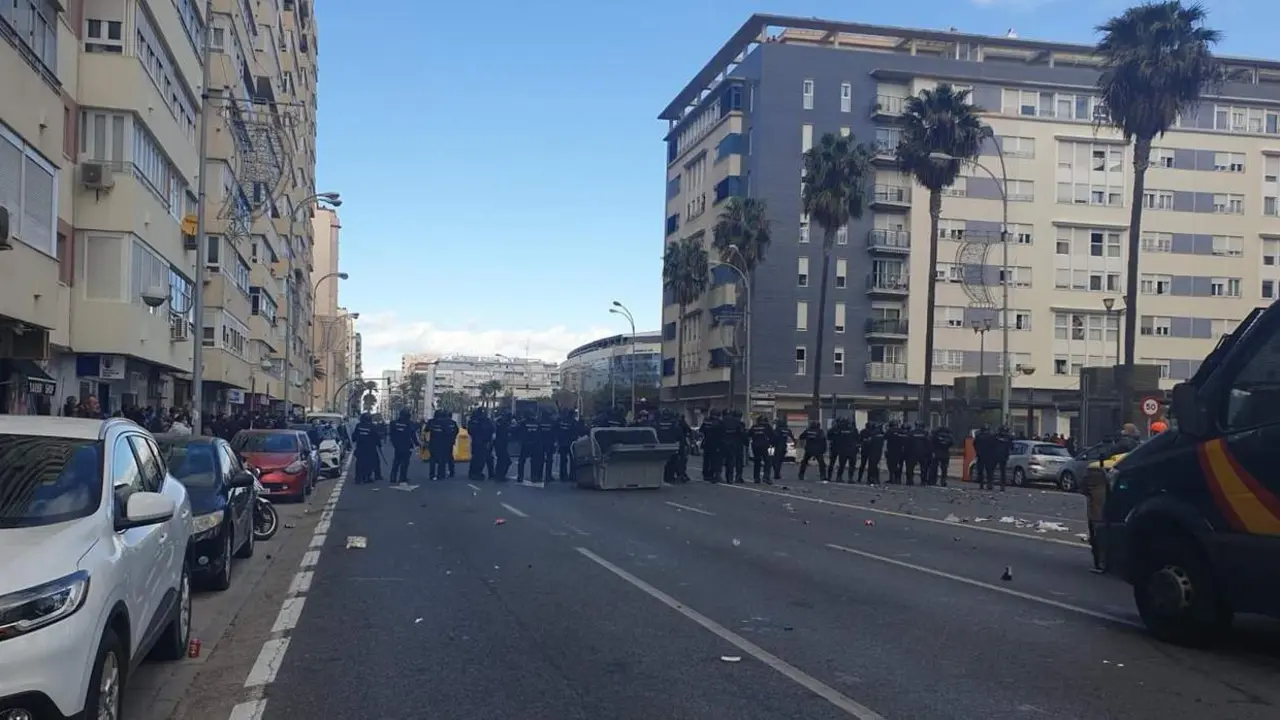 Disturbios en el final de la manifestaci&oacute;n convocada por los estudiantes en apoyo al sector del metal.  - Europa Press