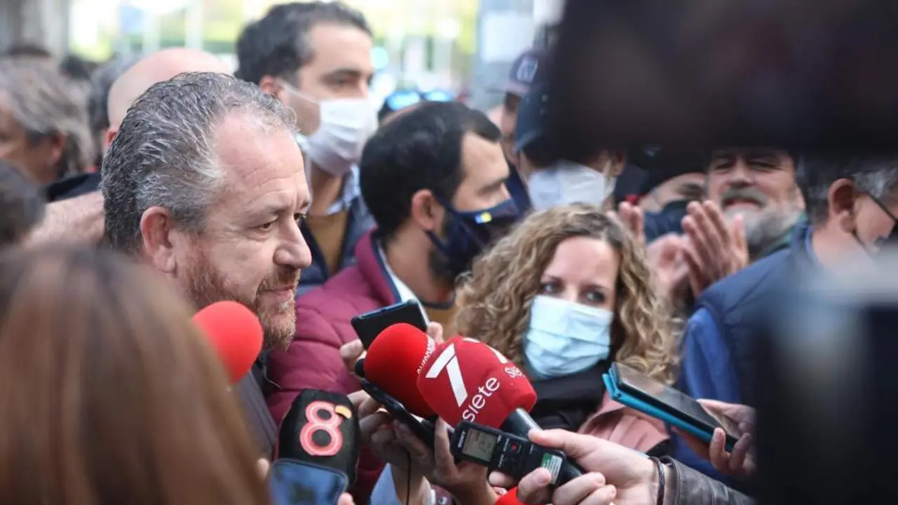 El secretario general de FICA-UGT C&aacute;diz Antonio Montoro, atiende a los medios en la manifestaci&oacute;n en a apoyo a los trabajadores del sector del metal. - Europa Press/Nacho Frade