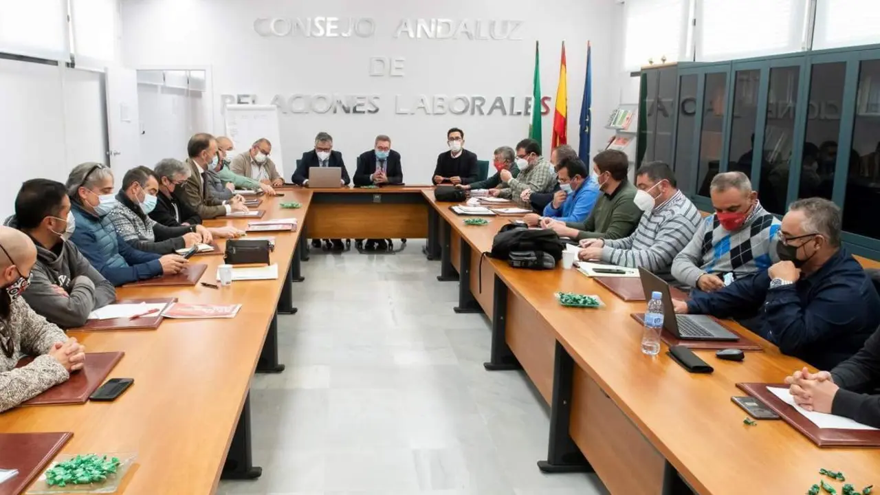 Imagen de la mesa negociadora de ayer entre sindicatos y patronal. - EFE/Ra&uacute;l Caro