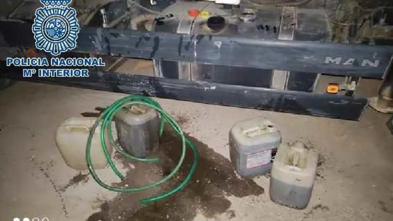 Garrafas llenas de la gasolina robada. - Polic&iacute;a Nacional de M&aacute;laga