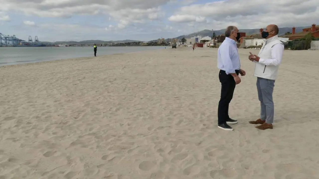 Mart&iacute;nez (d), junto al alcalde de Algeciras. - A. I.