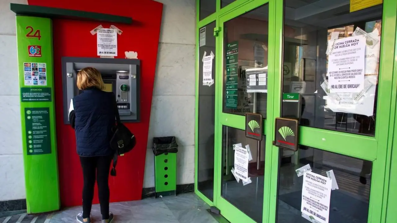 Carteles anunciando la huelga en una sucursal. - Daniel P&eacute;rez/EFE