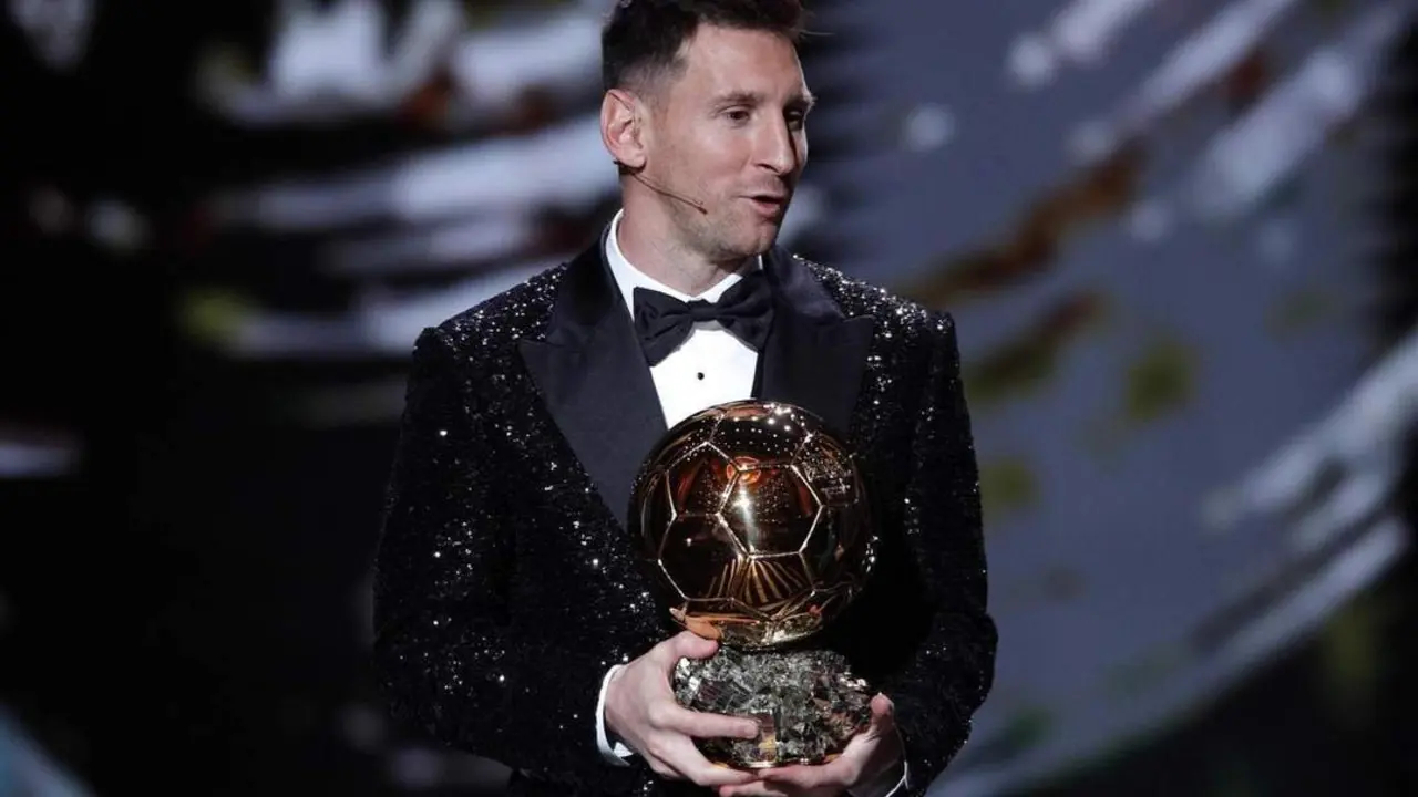 Leo Messi y su s&eacute;ptimo Bal&oacute;n de Oro. - EFE