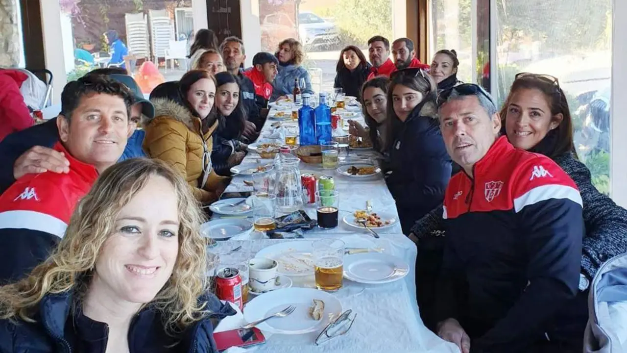Jugadores y familiares en la comida de convivencia que tuvieron tras el partido - JS