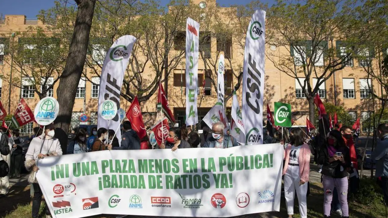 Concentraci&oacute;n de las AMPA de colegios p&uacute;blicos de Sevilla. - MAR&Iacute;A JOS&Eacute; L&Oacute;PEZ / EUROPA PRESS