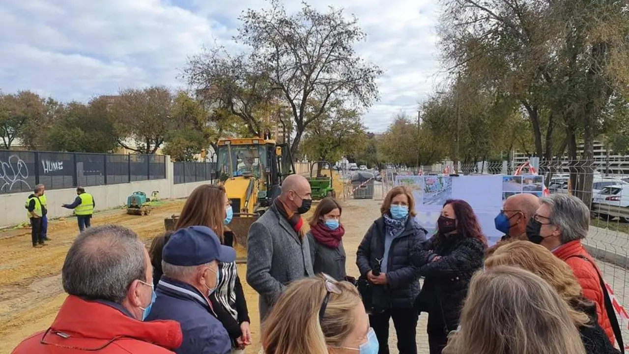 Los delegados Antonio Mu&ntilde;oz y Encarnaci&oacute;n Aguilar, en la visita cursada al entorno del Conservatorio de Triana, donde han empezado las obras de mejora. - AYTO DE SEVILLA