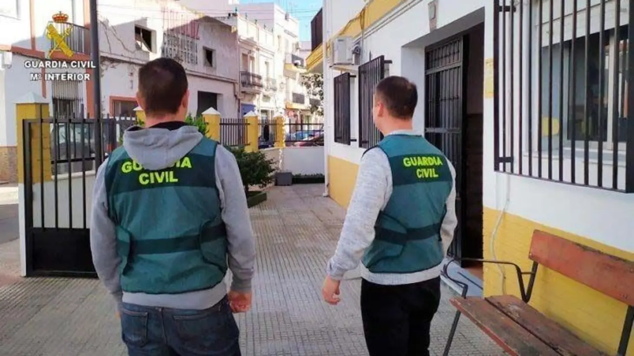 Agentes de la Guardia Civil en Isla Cristina. - VH