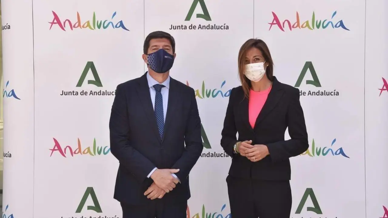 El vicepresidente y consejero de Turismo, Regeneraci&oacute;n, Justicia y Administraci&oacute;n Local, Juan Mar&iacute;n, y la delegada territorial de Turismo en Sevilla, Rosa Hern&aacute;ndez. - JUNTA DE ANDALUC&Iacute;A