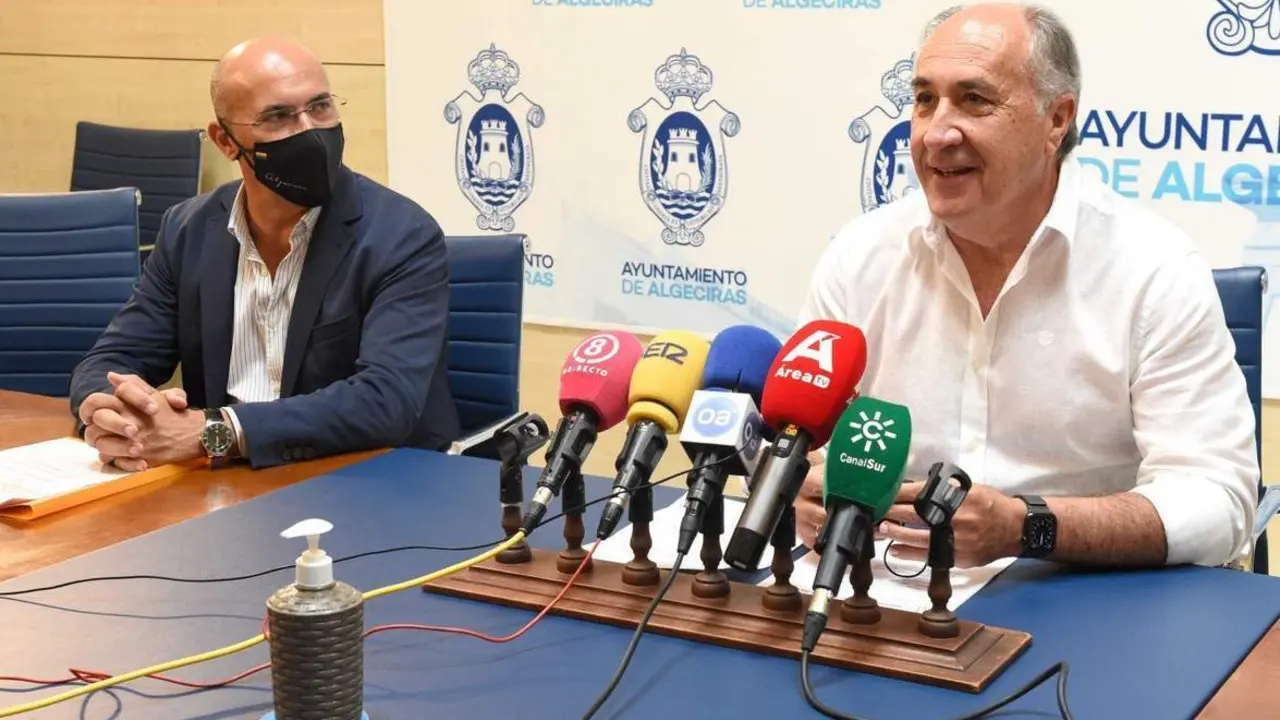 &Aacute;ngel Mart&iacute;nez (i), en rueda de prensa con el alcalde. - A. I.