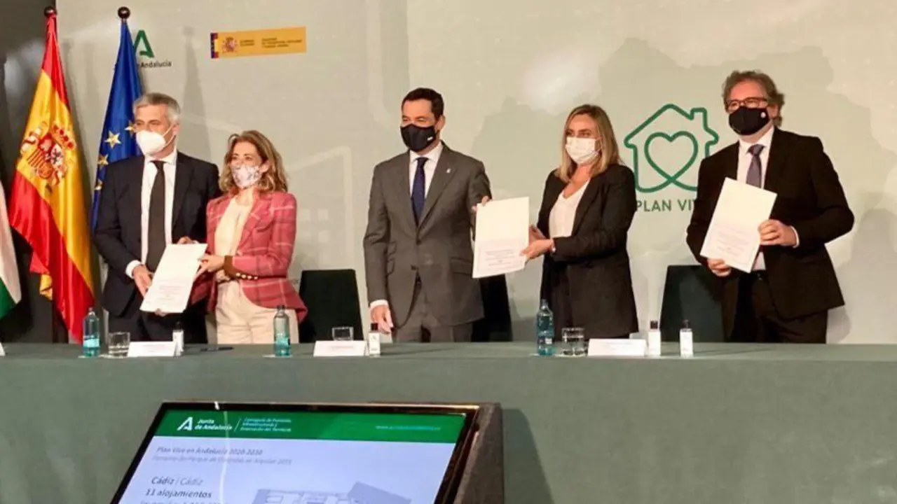 El primer teniente de alcalde, Demetrio Quir&oacute;s, con el presidente de la Junta y la ministra de Transportes, Movilidad y Agenda Urbana. - A. I.