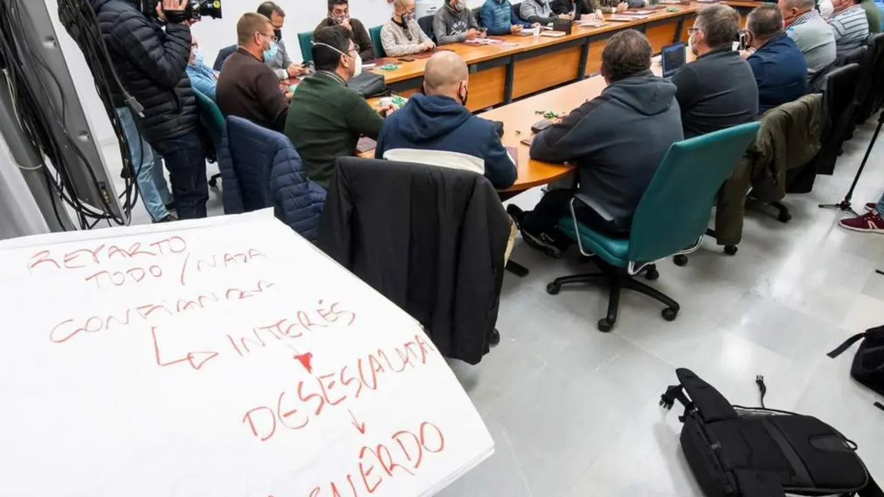 Representantes sindicales y de la Federaci&oacute;n de Empresarios del Metal de C&aacute;diz (Femca), reunidos ayer en Sevilla.  - EFE/Ra&uacute;l Caro