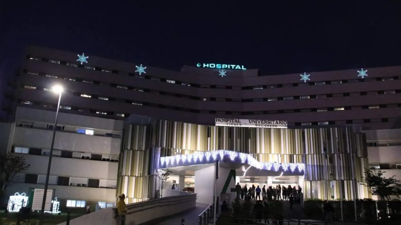 La fachada del Hospital Virgen Macarena de Sevilla decorado con las r&eacute;plicas de las conocidas como mariquillas de la Virgen de la Esperanza. - JUNTA DE ANDALUC&Iacute;A