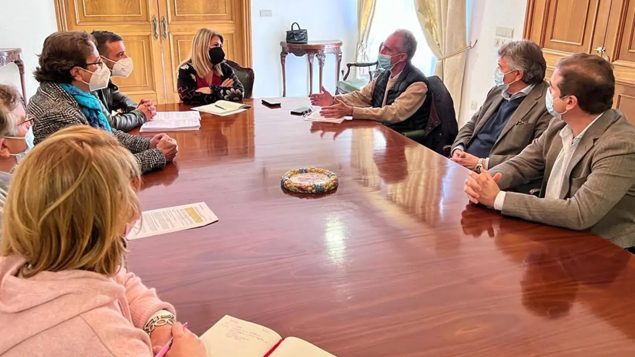 La alcaldesa y el delegado de Urbanismo reunida con los vi&ntilde;istas y bodegas afectadas.  - Jerez.es