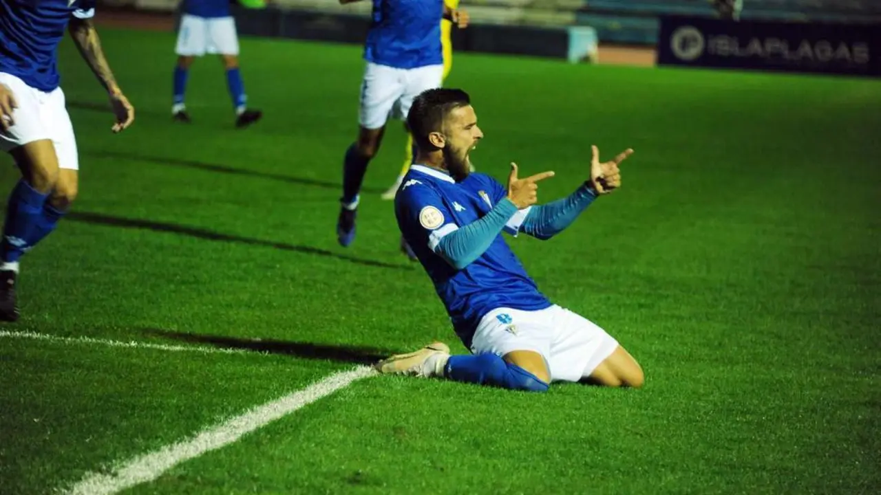 Francis Ferr&oacute;n celebra el 1-0. - J.F.C.