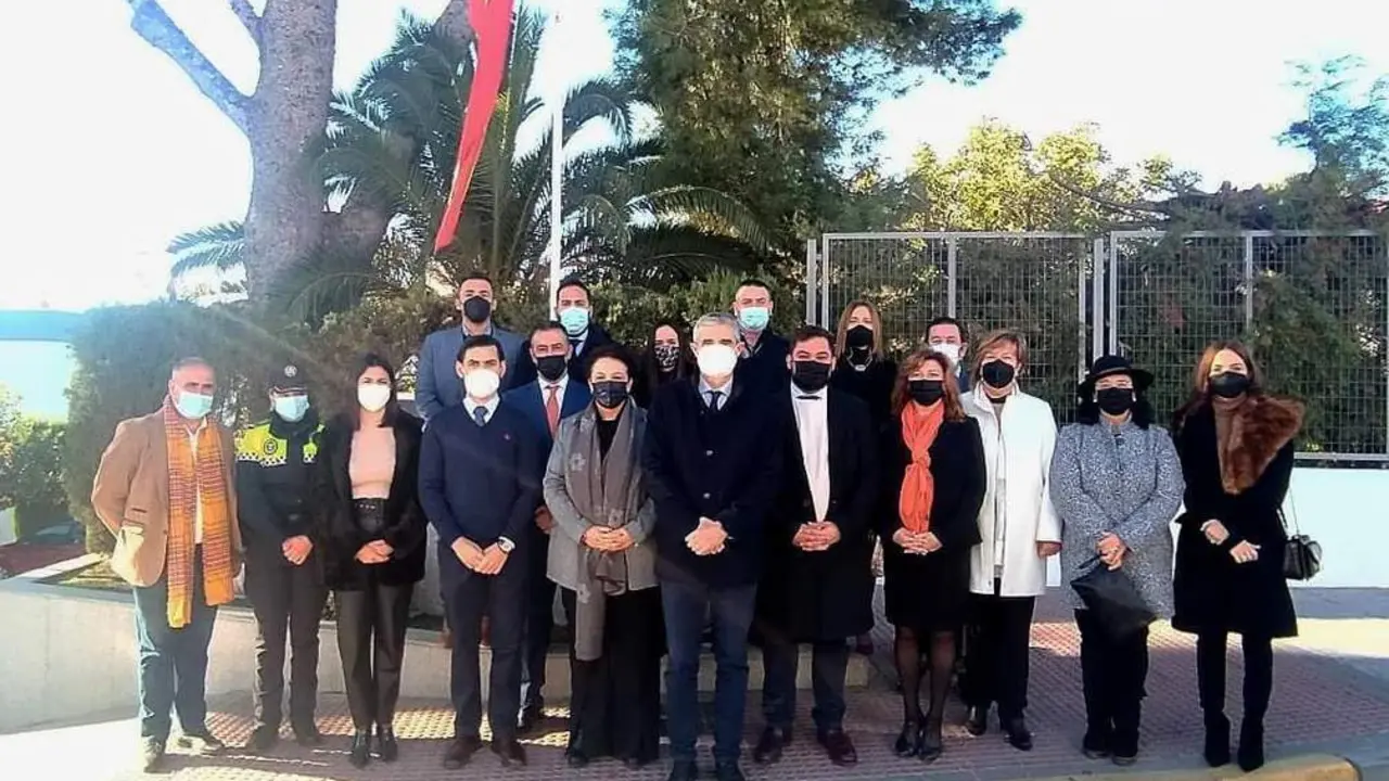 La Corporaci&oacute;n municipal y una representaci&oacute;n de la Polic&iacute;a se dieron cita un a&ntilde;o m&aacute;s en el monumento a la Constituci&oacute;n espa&ntilde;ola.  - ayuntamiento